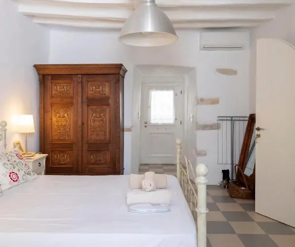 بيت للعطل Traditional Stonebuilt House باروس